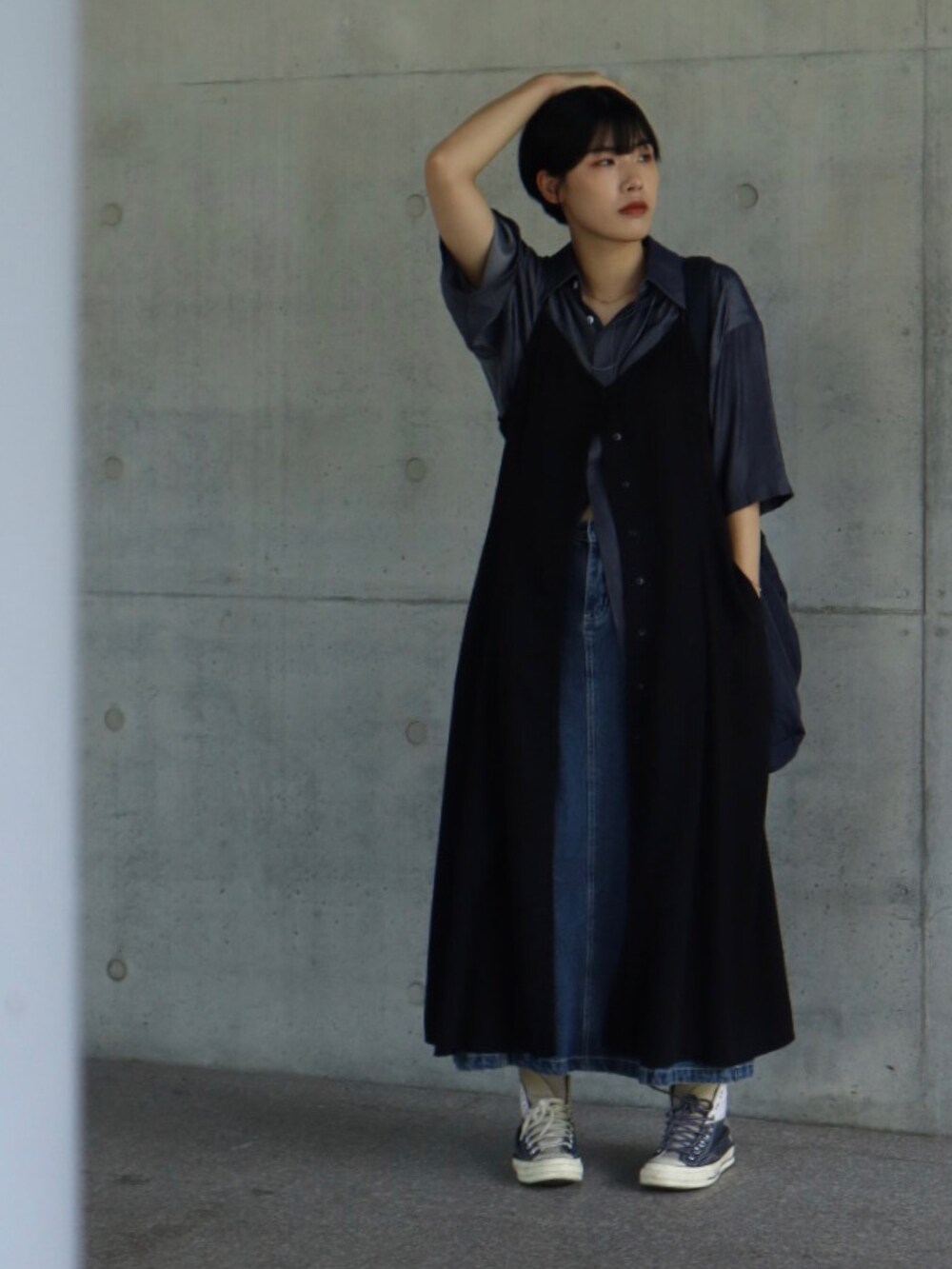 ブラック系のワンピース、ブルー系のシャツ/ブラウス、ブラック系のスニーカーを着用したレディースの夏コーディネートの2枚目の写真