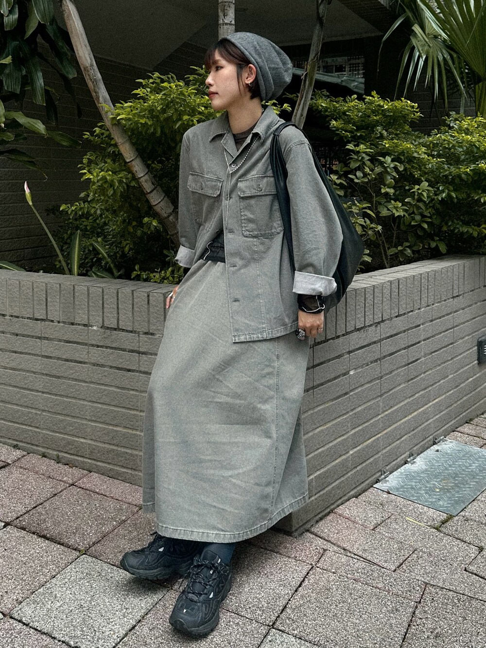 「UNIQLOのアイテム（シャツ/ブラウス、グレー系）」を使った、KellyLeeさん（レディース・166cm）の冬コーディネートの2枚目の写真