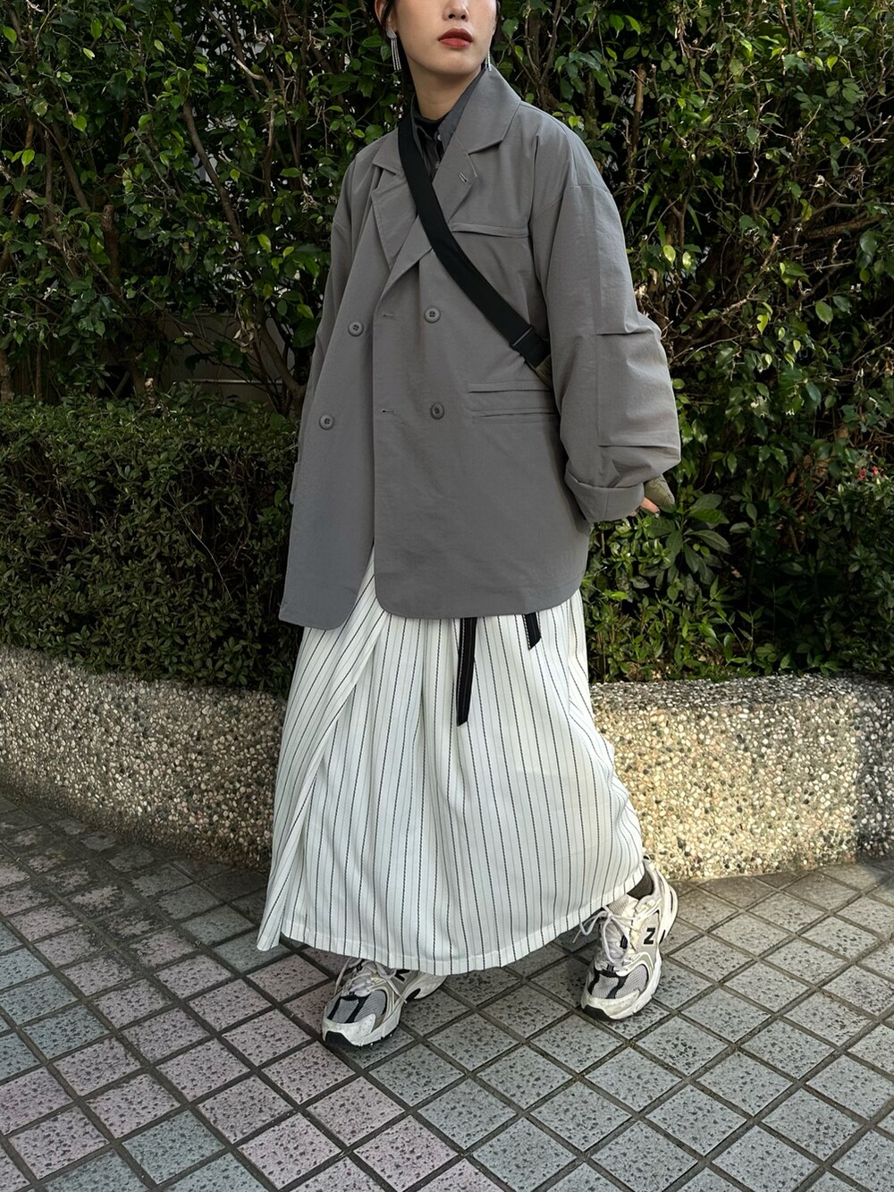 「outfit、outfitoftheday、skirt、STYLE、New Balance、台灣」｜「NO.11のアイテム（スカート、ホワイト系）」を使った、KellyLeeさん（レディース・166cm）の春コーディネートの3枚目の写真