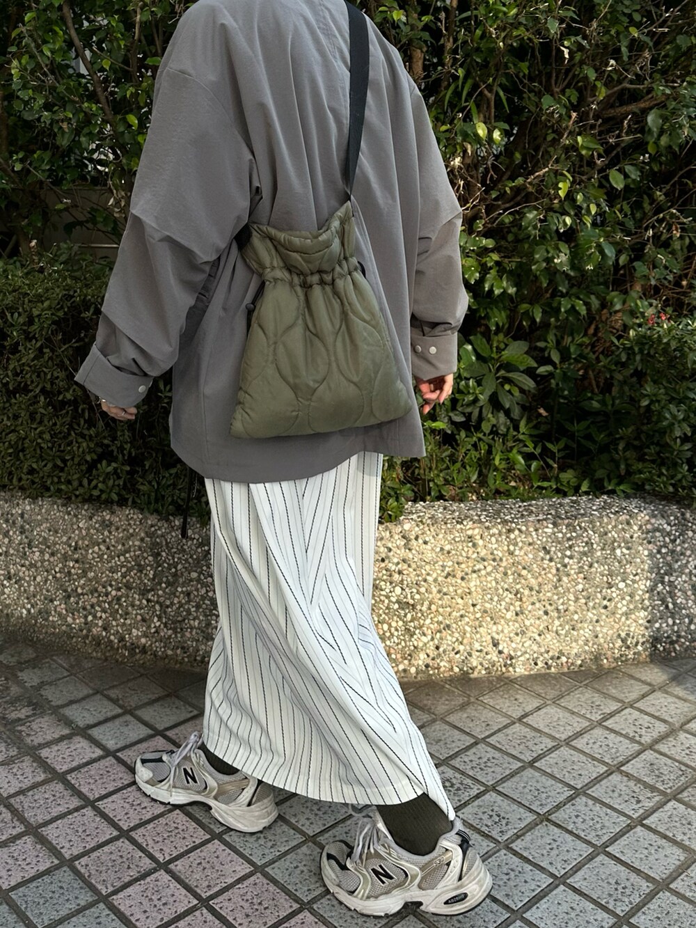 「outfit、outfitoftheday、skirt、STYLE、New Balance、台灣」｜「NO.11のアイテム（スカート、ホワイト系）」を使った、KellyLeeさん（レディース・166cm）の春コーディネートの4枚目の写真