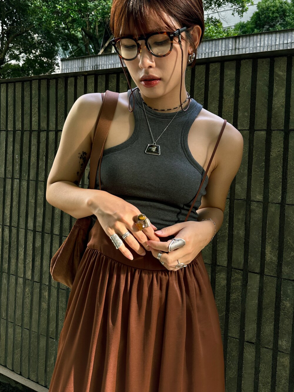 「MOUSSYのVINTAGE SATIN スカート（スカート、ブラウン系）」を使った、KellyLeeさん（レディース・166cm）の秋コーディネートの4枚目の写真