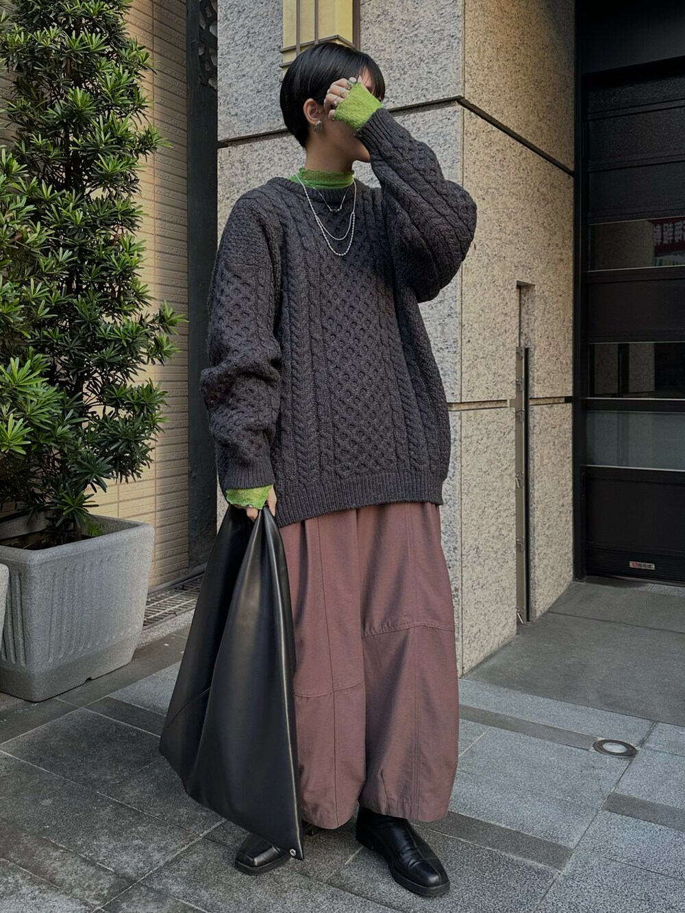 「VINTAGEのアイテム（ニット/セーター、グレー系）」を使った、KellyLeeさん（レディース・166cm）の春コーディネートの2枚目の写真
