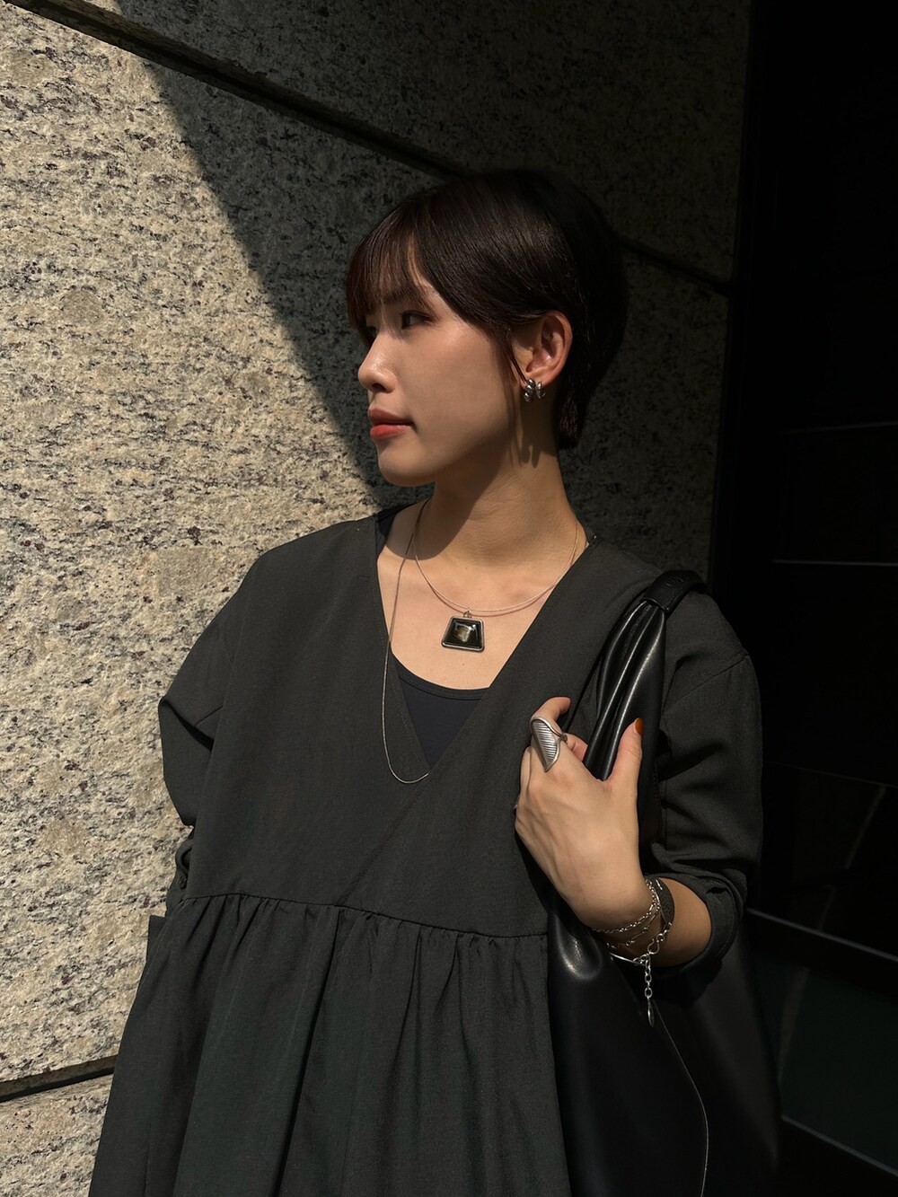 「オトナカジュアル、ootd、moussy、dress、New Balance、MM6、大人コーデ、通勤コーデ、きれいめカジュアル、カジュアル、ラフ」｜「MOUSSYのWAIST SWITCH GATHER ドレス（ワンピース、ブラック系）」を使った、KellyLeeさん（レディース・166cm）の春コーディネートの4枚目の写真