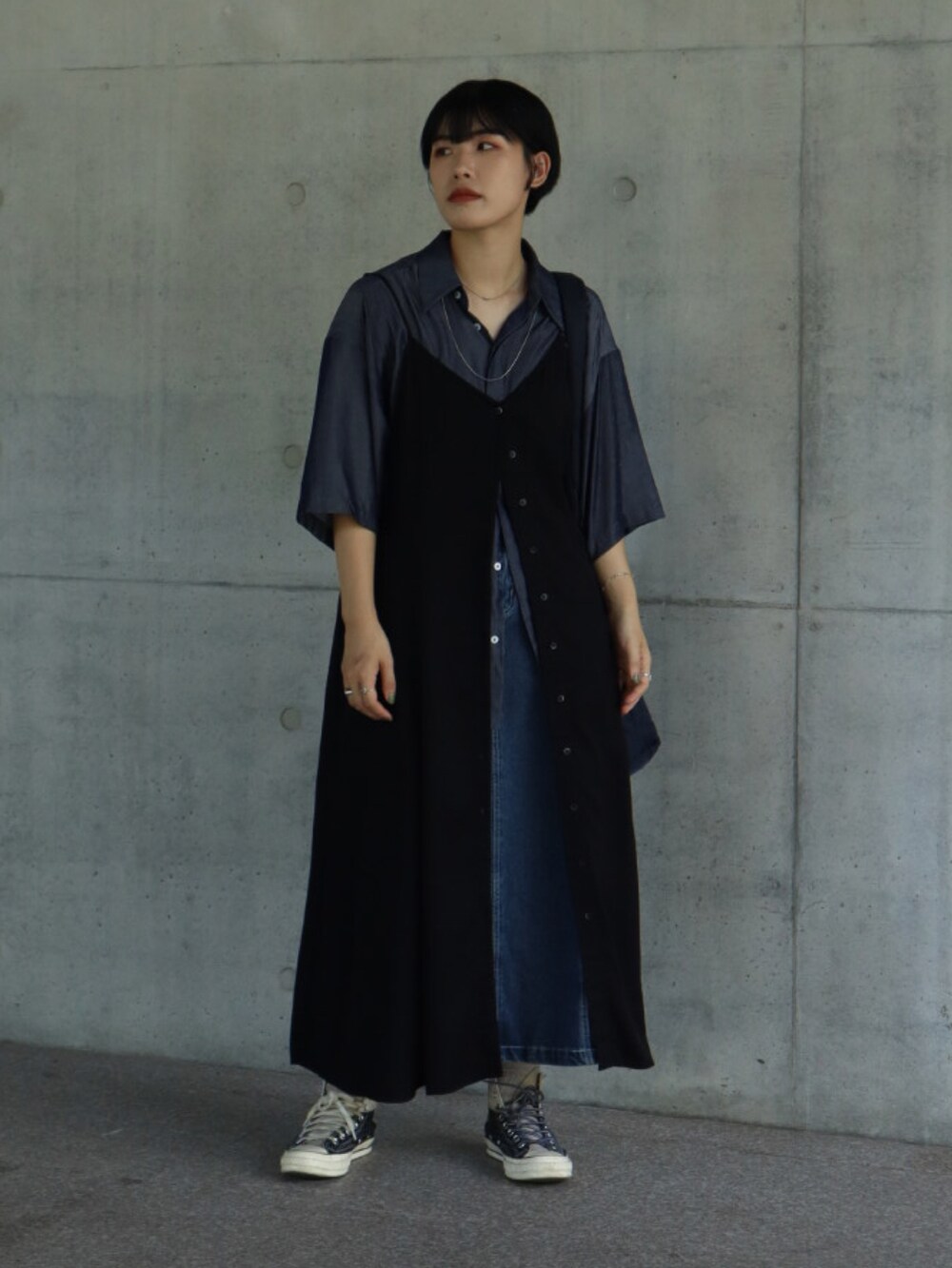ブラック系のワンピース、ブルー系のシャツ/ブラウス、ブラック系のスニーカーを着用したレディースの夏コーディネートの3枚目の写真