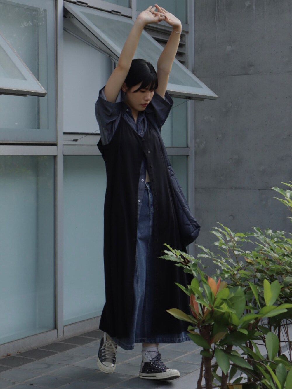 ブラック系のワンピース、ブルー系のシャツ/ブラウス、ブラック系のスニーカーを着用したレディースの夏コーディネートの5枚目の写真