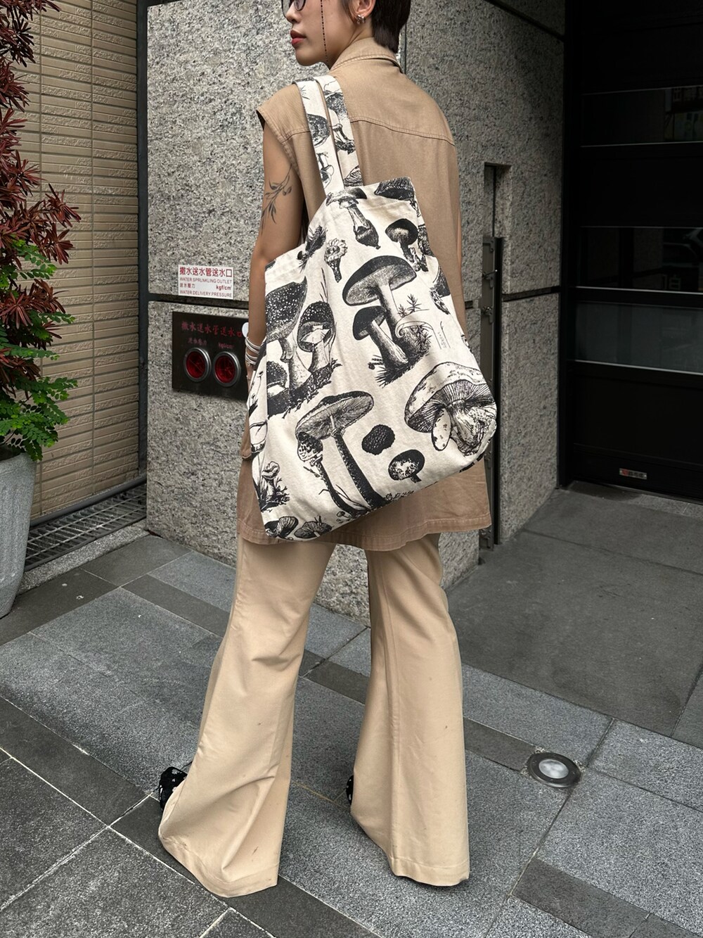 ベージュ系のベストを着用したレディースの春コーディネートの2枚目の写真