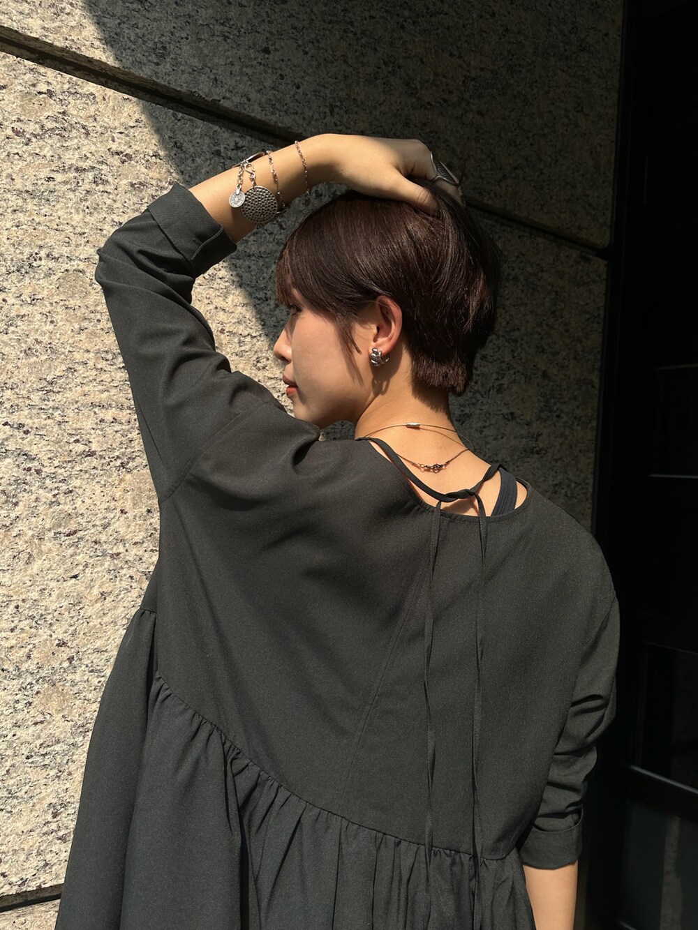 「オトナカジュアル、ootd、moussy、dress、New Balance、MM6、大人コーデ、通勤コーデ、きれいめカジュアル、カジュアル、ラフ」｜「MOUSSYのWAIST SWITCH GATHER ドレス（ワンピース、ブラック系）」を使った、KellyLeeさん（レディース・166cm）の春コーディネートの3枚目の写真