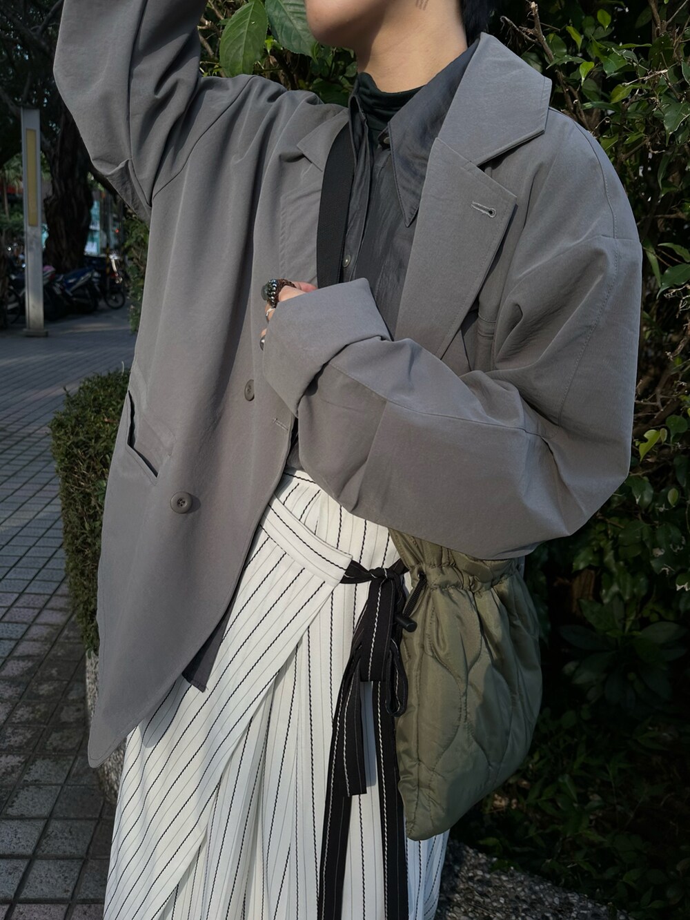 「outfit、outfitoftheday、skirt、STYLE、New Balance、台灣」｜「NO.11のアイテム（スカート、ホワイト系）」を使った、KellyLeeさん（レディース・166cm）の春コーディネートの5枚目の写真