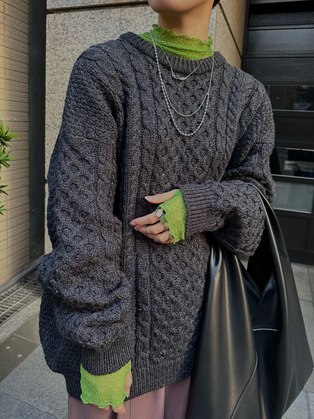 「VINTAGEのアイテム（ニット/セーター、グレー系）」を使った、KellyLeeさん（レディース・166cm）の春コーディネートの4枚目の写真