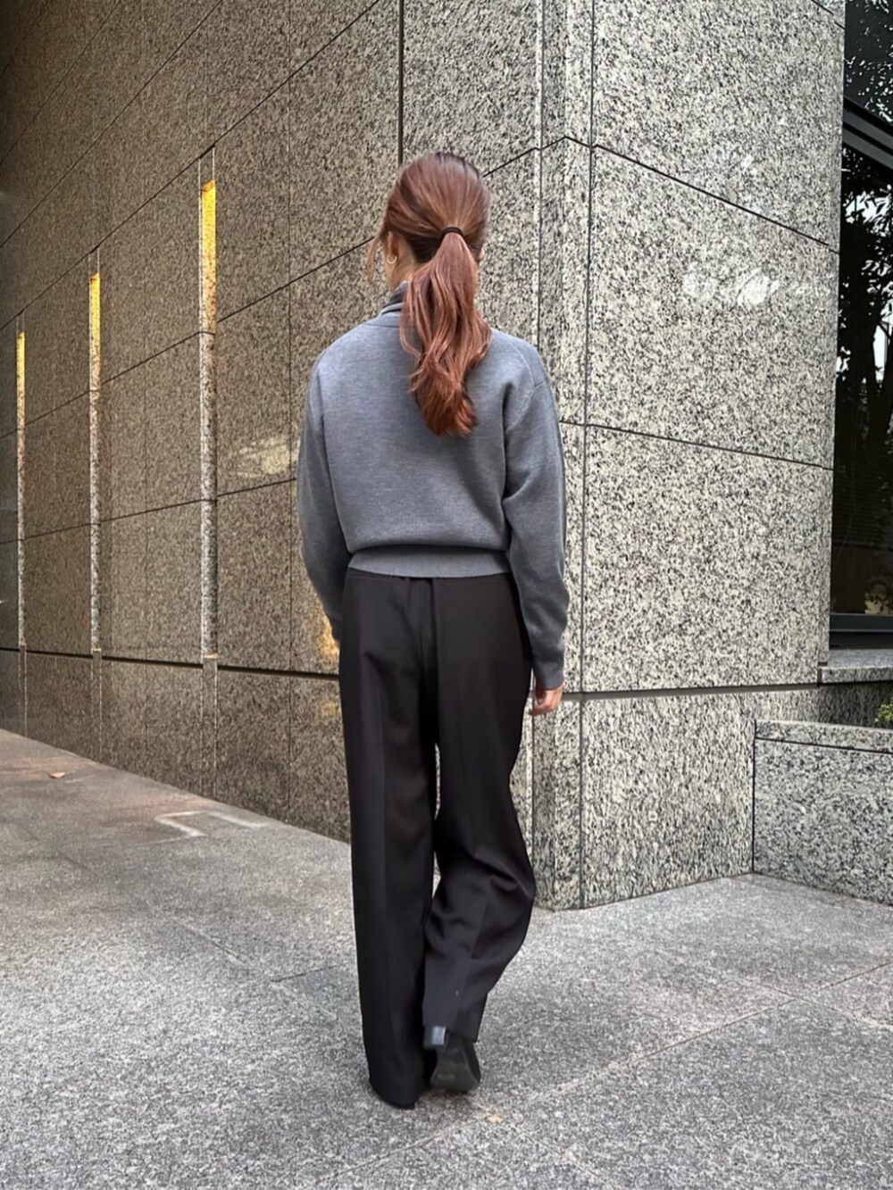 ブラック系のブーツ、ブラック系のブーツ、ブラック系のその他パンツを着用したレディースの秋コーディネートの5枚目の写真