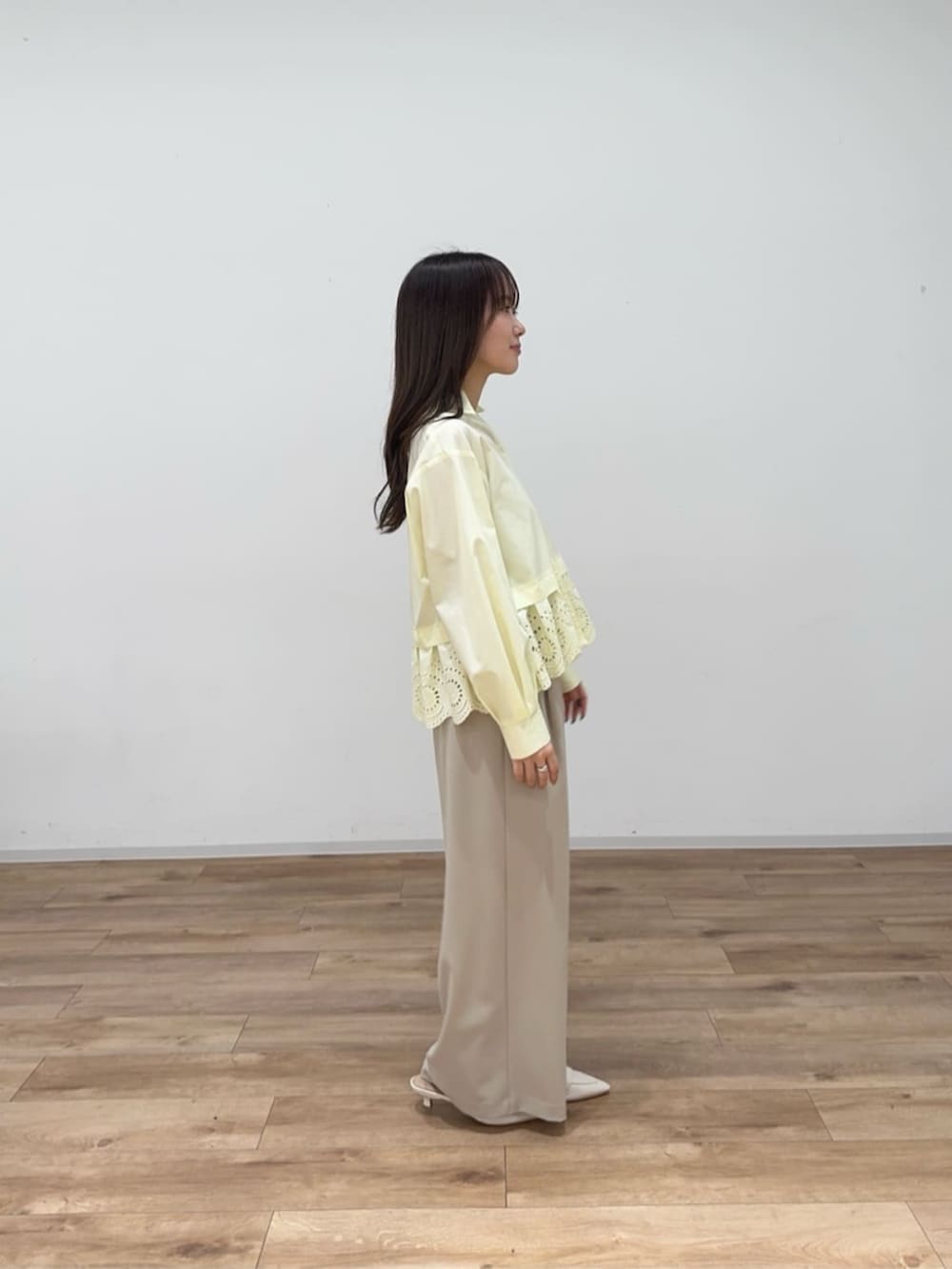 イエロー系のシャツ/ブラウス、ベージュ系のその他パンツを着用したレディースの冬コーディネートの2枚目の写真