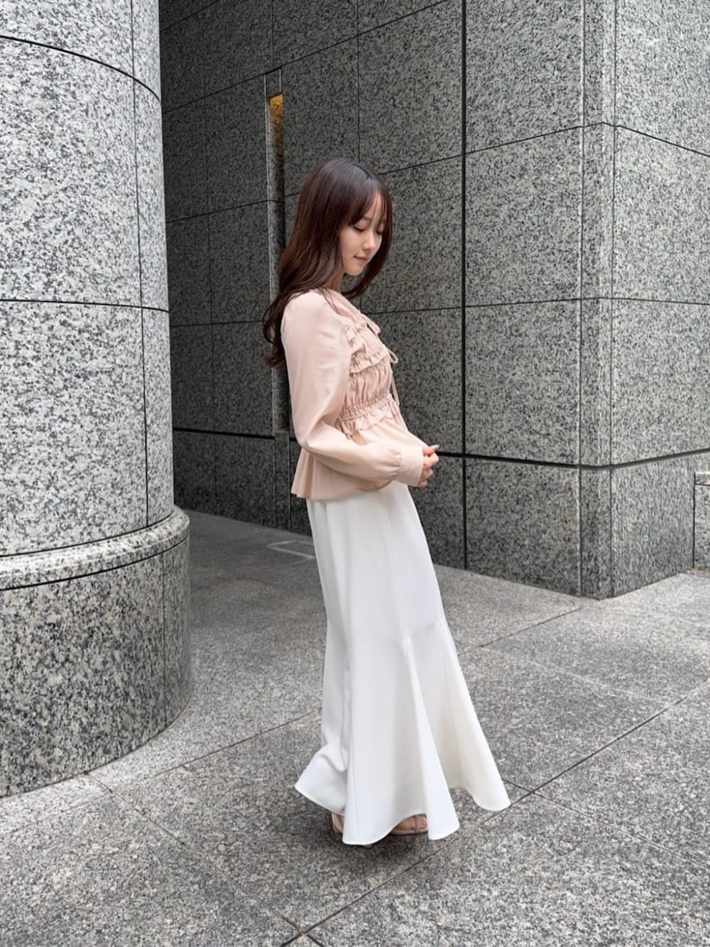 ベージュ系のシャツ/ブラウス、ホワイト系のスカートを着用したレディースの冬コーディネートの2枚目の写真