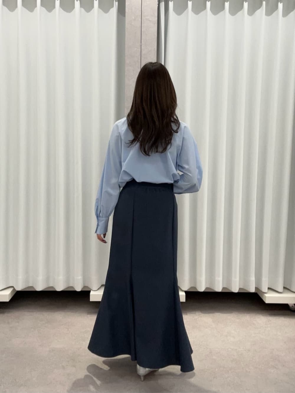 ブルー系のシャツ/ブラウス、ブルー系のスカートを着用したレディースの冬コーディネートの3枚目の写真