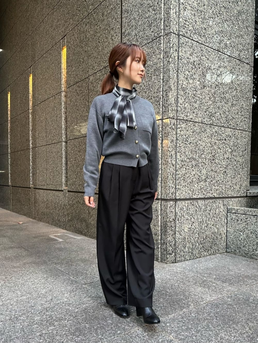 ブラック系のブーツ、ブラック系のブーツ、ブラック系のその他パンツを着用したレディースの秋コーディネートの4枚目の写真