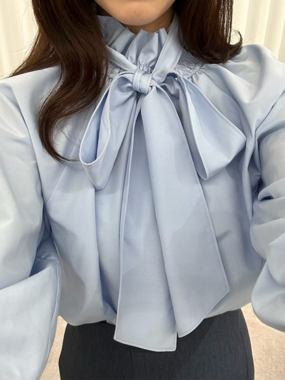 ブルー系のシャツ/ブラウス、ブルー系のスカートを着用したレディースの冬コーディネートの4枚目の写真