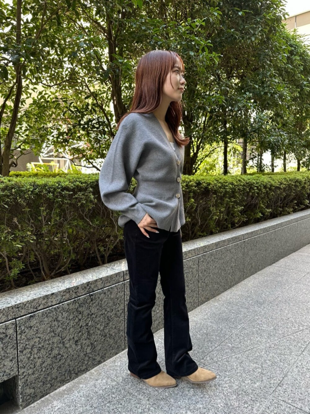 グレー系のカーディガン/ボレロ、ブラック系のその他パンツ、ベージュ系のブーツを着用したレディースの秋コーディネートの2枚目の写真