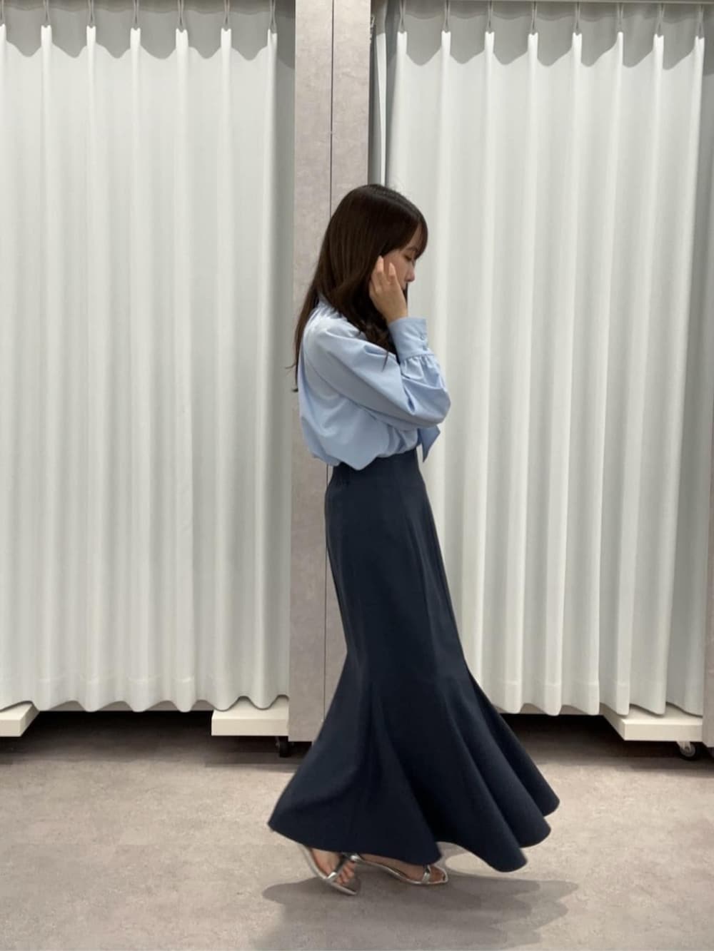 ブルー系のシャツ/ブラウス、ブルー系のスカートを着用したレディースの冬コーディネートの2枚目の写真