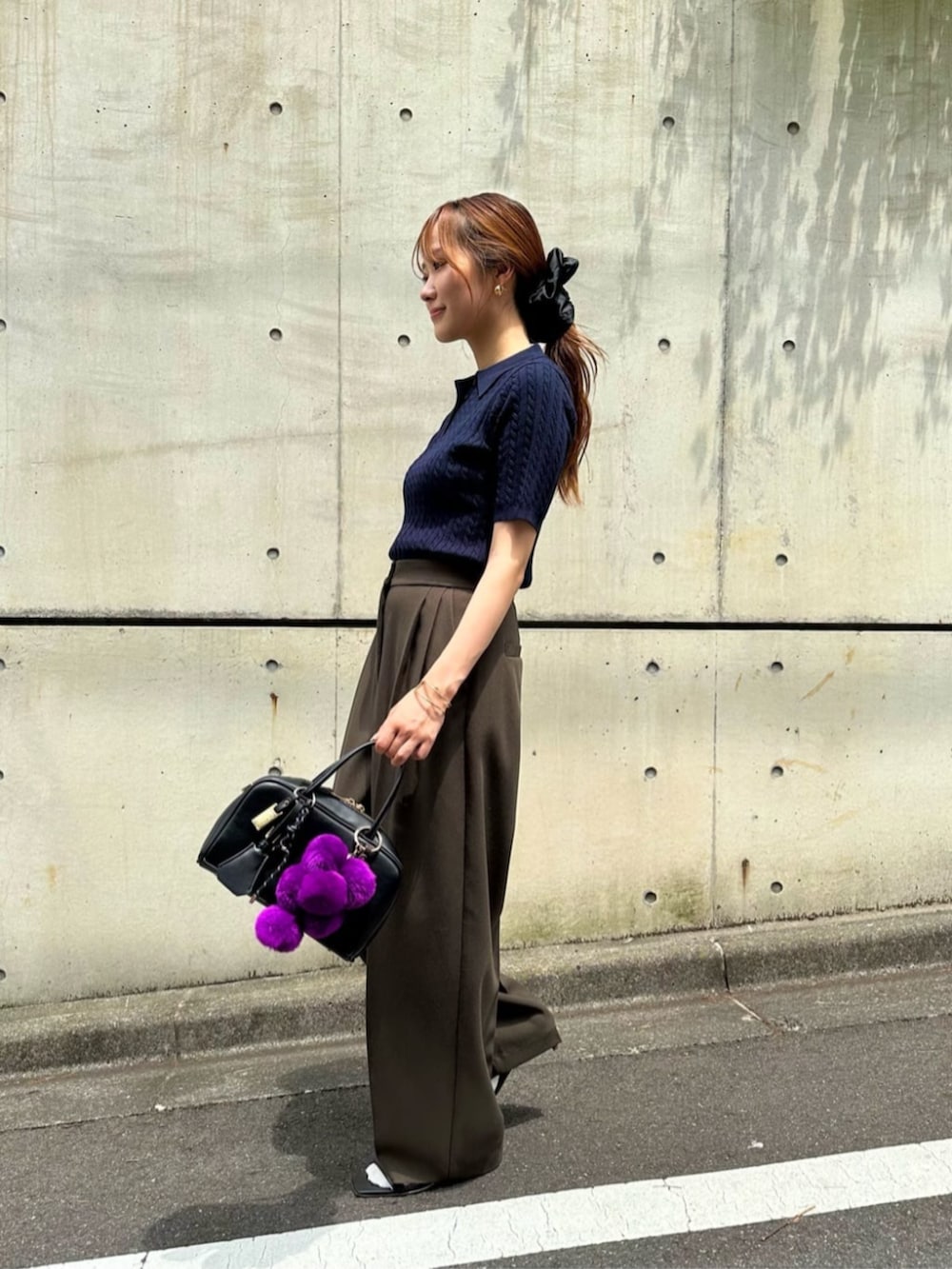 ブラック系のサンダル、ブルー系のポロシャツ、グリーン系のその他パンツを着用したレディースの夏コーディネートの3枚目の写真