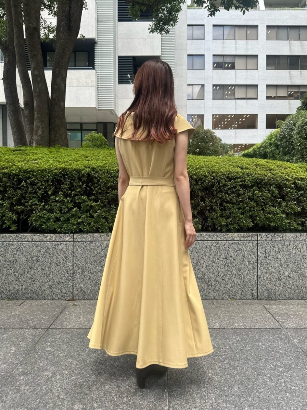 ブラウン系のブーツ、イエロー系のワンピースを着用したレディースの秋コーディネートの3枚目の写真