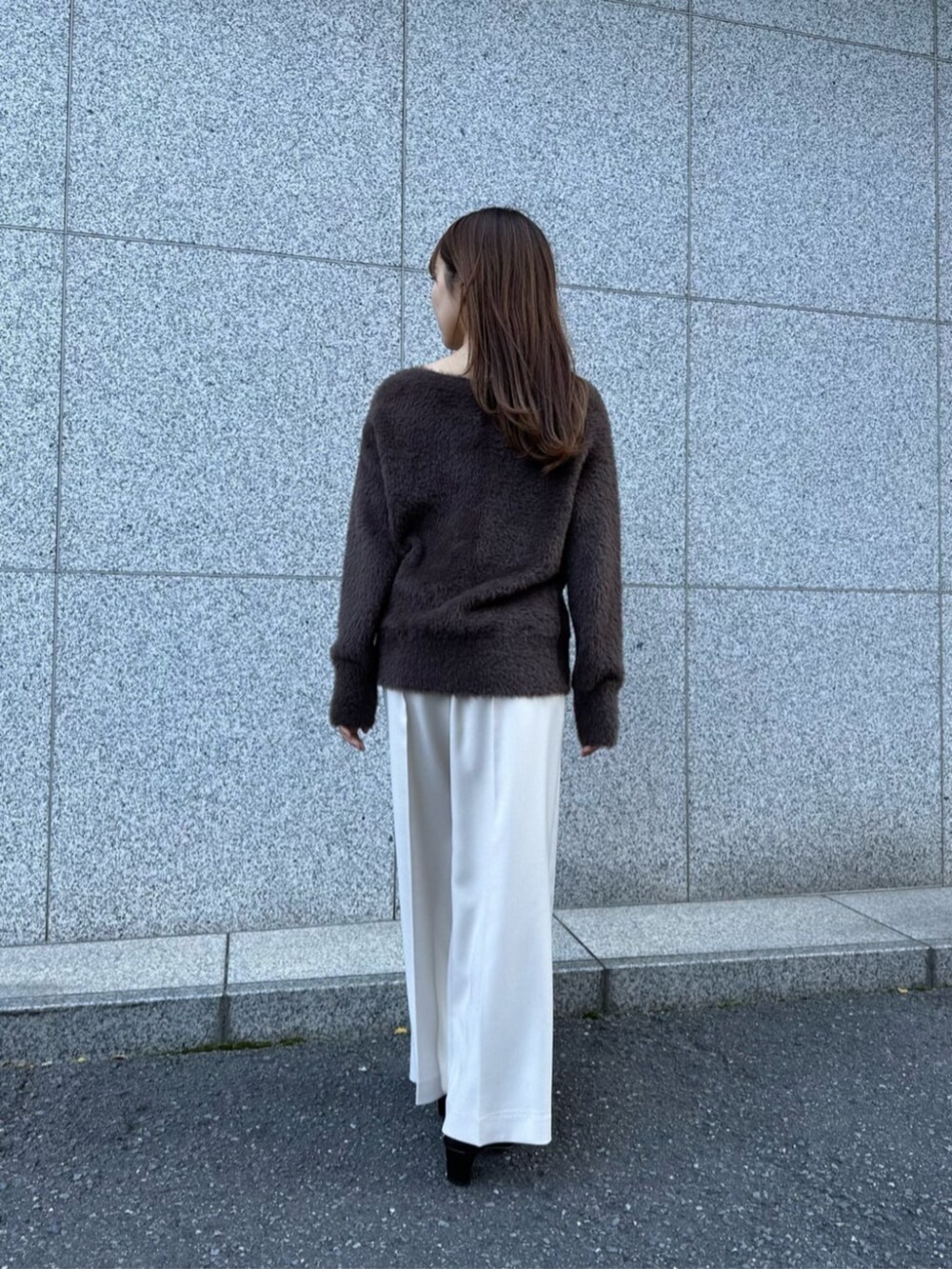 ブラック系のブーツ、ベージュ系のその他パンツ、ブラウン系のワンピースを着用したレディースの冬コーディネートの6枚目の写真
