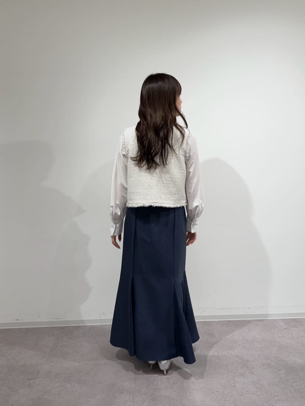 ブルー系のスカート、ホワイト系のシャツ/ブラウス、ホワイト系のその他アウターを着用したレディースの冬コーディネートの3枚目の写真