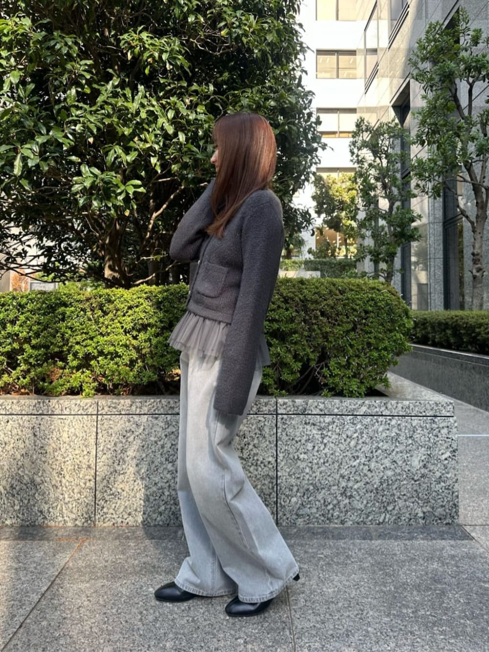 ブラック系のブーツ、グレー系のデニムパンツ、グレー系のカーディガン/ボレロを着用したレディースの秋コーディネートの2枚目の写真