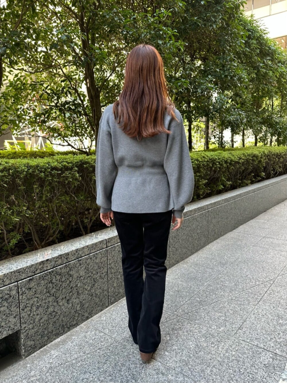 グレー系のカーディガン/ボレロ、ブラック系のその他パンツ、ベージュ系のブーツを着用したレディースの秋コーディネートの3枚目の写真