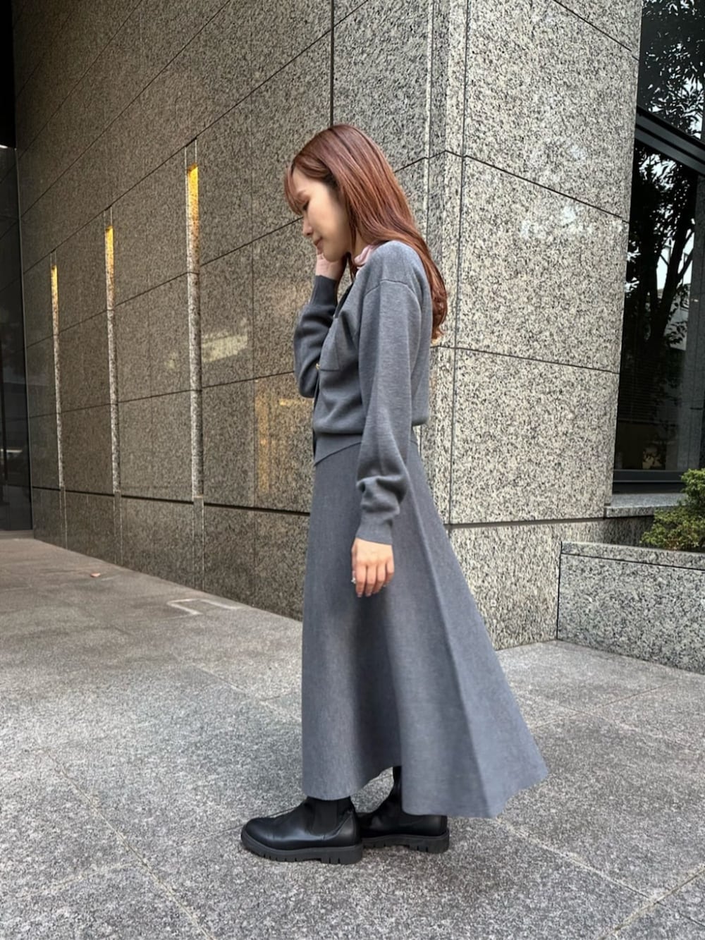 ブラック系のブーツ、ブラック系のブーツ、ブラック系のその他パンツを着用したレディースの秋コーディネートの3枚目の写真