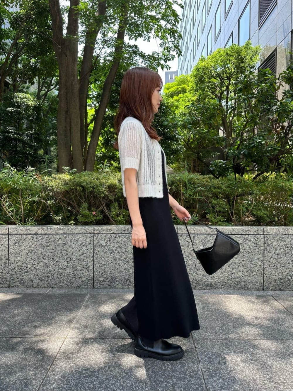 ブラック系のショルダーバッグ、ブラック系のワンピース、ブラック系のブーツを着用したレディースの秋コーディネートの2枚目の写真