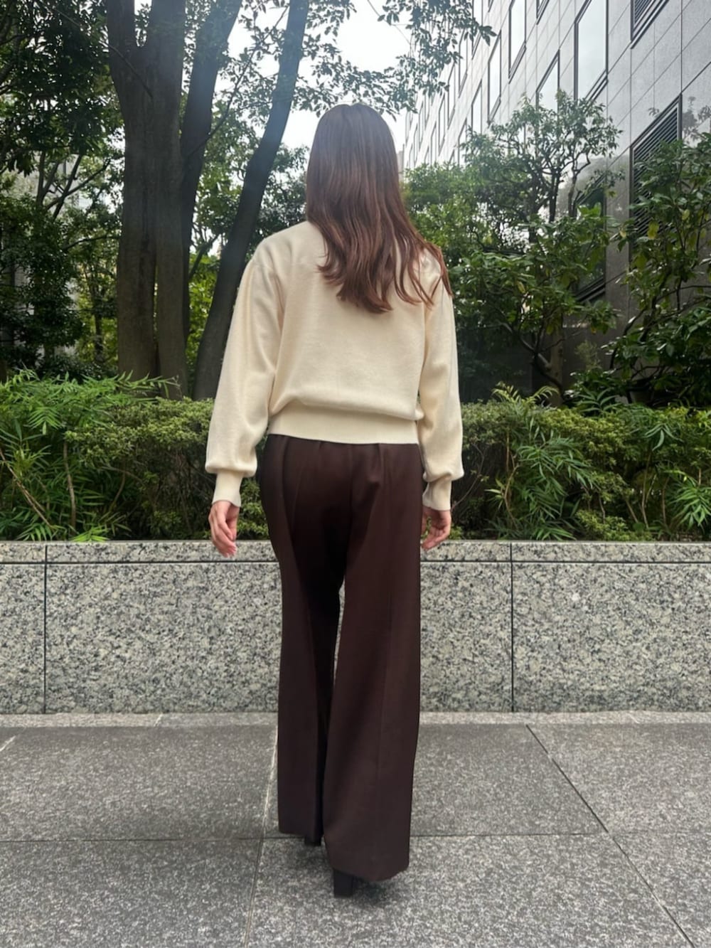 ブラウン系のブーツ、ホワイト系のカーディガン/ボレロ、ブラウン系のその他パンツを着用したレディースの秋コーディネートの3枚目の写真