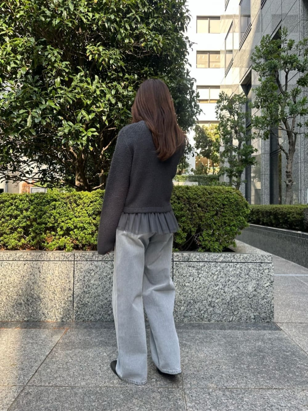 ブラック系のブーツ、グレー系のデニムパンツ、グレー系のカーディガン/ボレロを着用したレディースの秋コーディネートの3枚目の写真