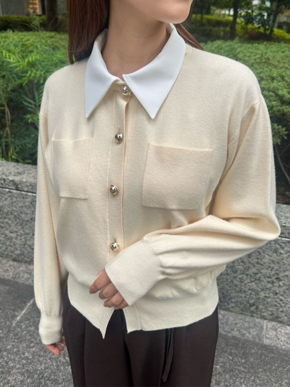 ブラウン系のブーツ、ホワイト系のカーディガン/ボレロ、ブラウン系のその他パンツを着用したレディースの秋コーディネートの4枚目の写真