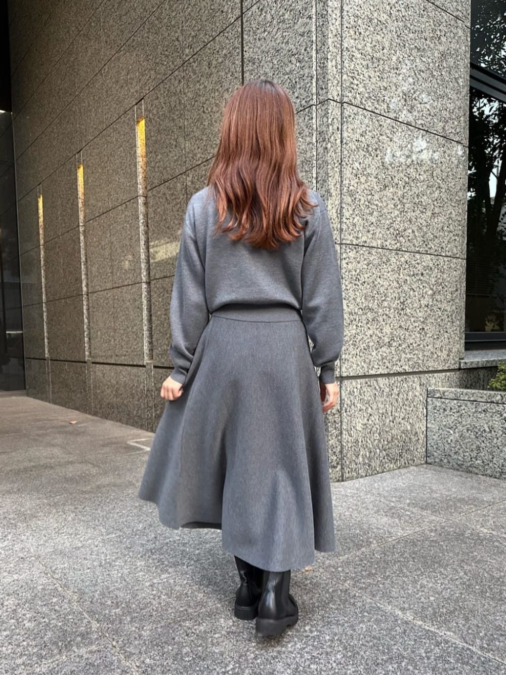 ブラック系のブーツ、ブラック系のブーツ、ブラック系のその他パンツを着用したレディースの秋コーディネートの2枚目の写真