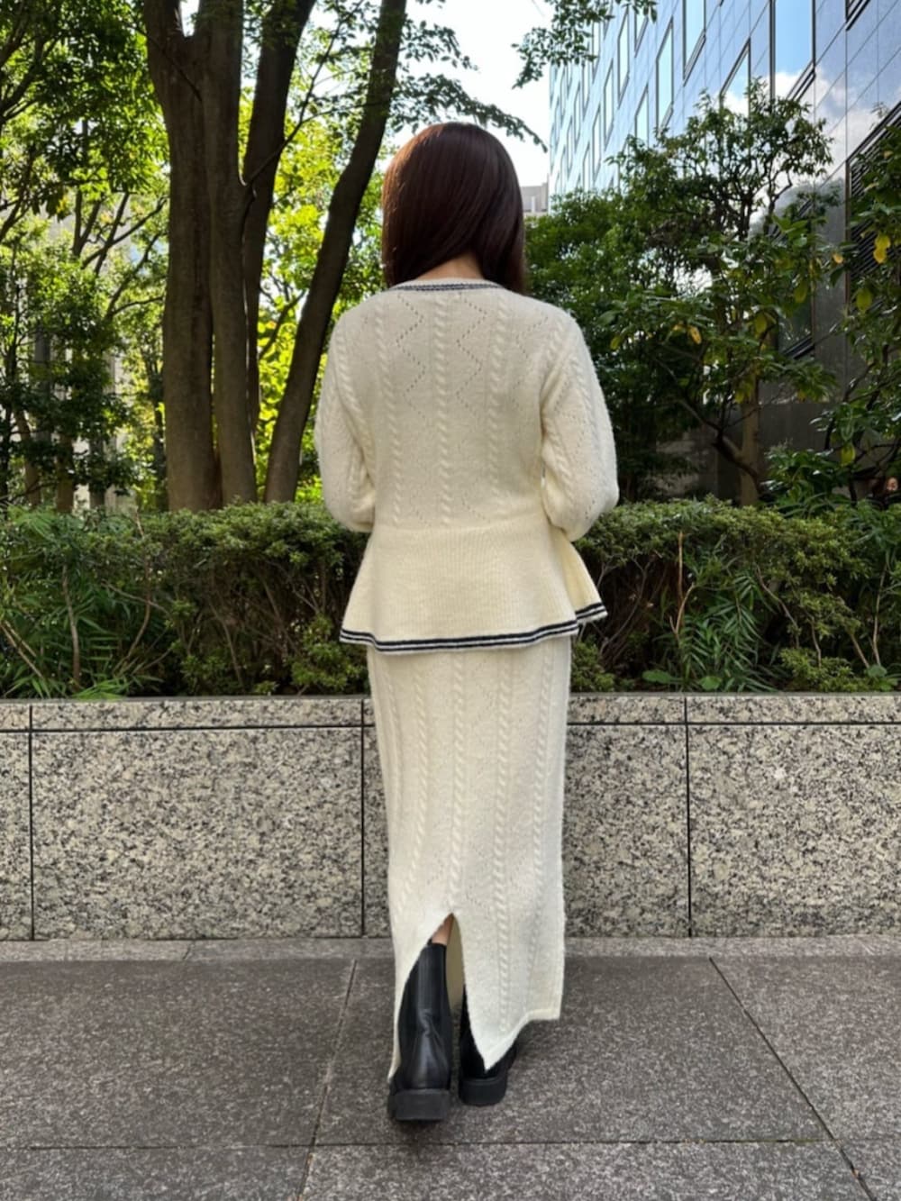 ブラック系のブーツ、ホワイト系のワンピースを着用したレディースの秋コーディネートの3枚目の写真