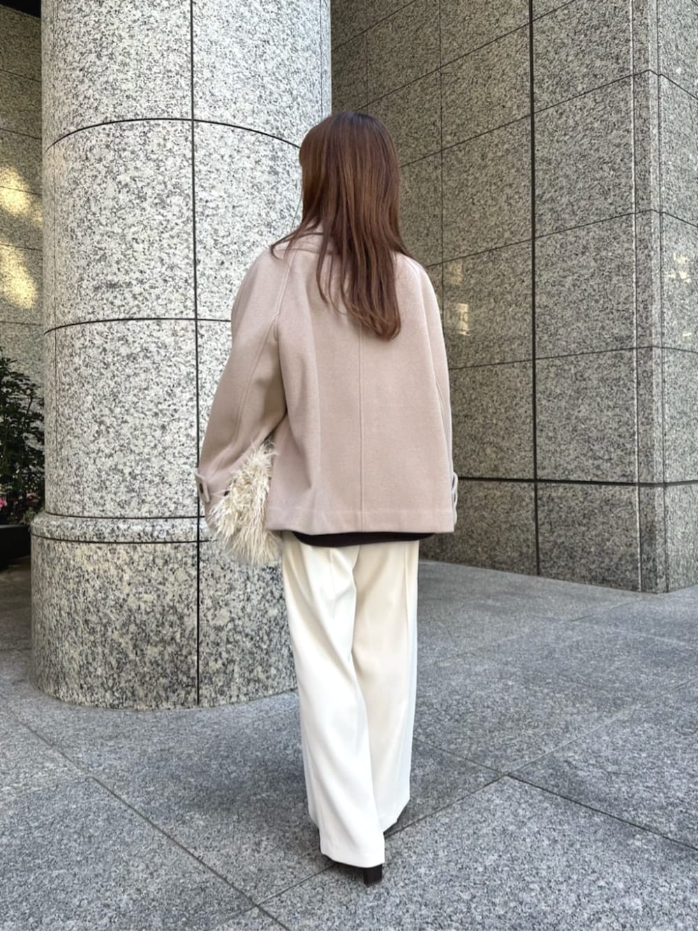 ブラウン系のブーツ、ベージュ系のその他パンツ、ベージュ系のその他アウターを着用したレディースの秋コーディネートの3枚目の写真