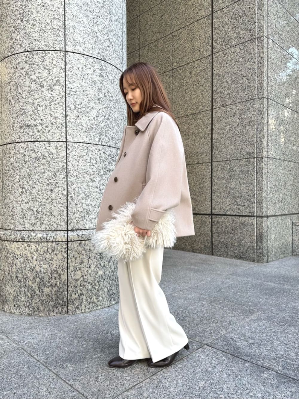 ブラウン系のブーツ、ベージュ系のその他パンツ、ベージュ系のその他アウターを着用したレディースの秋コーディネートの2枚目の写真