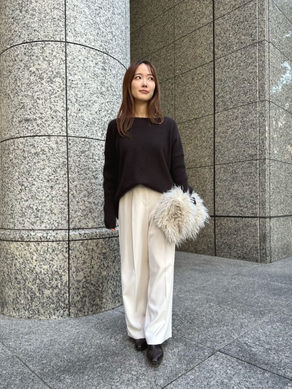 ブラウン系のブーツ、ベージュ系のその他パンツ、ベージュ系のその他アウターを着用したレディースの秋コーディネートの4枚目の写真