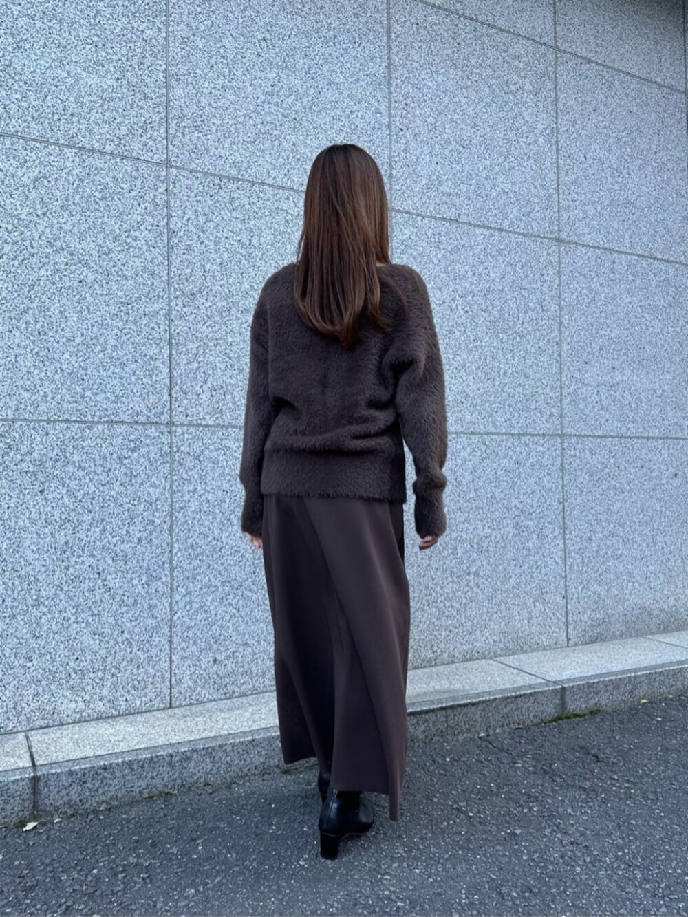 ブラック系のブーツ、ベージュ系のその他パンツ、ブラウン系のワンピースを着用したレディースの冬コーディネートの4枚目の写真