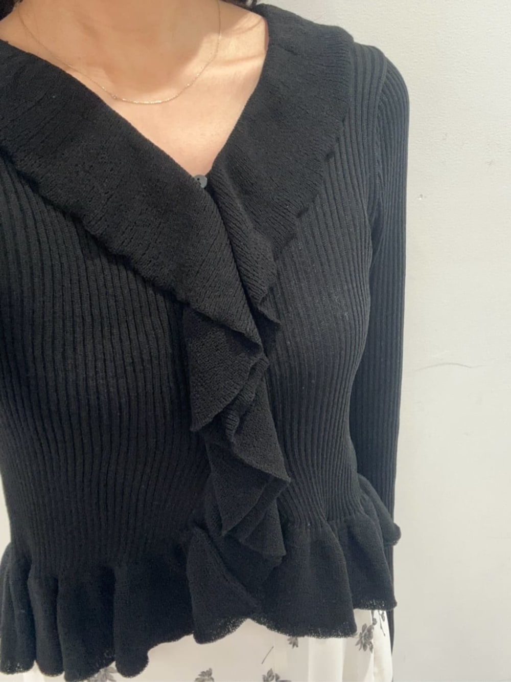 ブラック系のカーディガン/ボレロ、ホワイト系のスカートを着用したレディースの春コーディネートの4枚目の写真