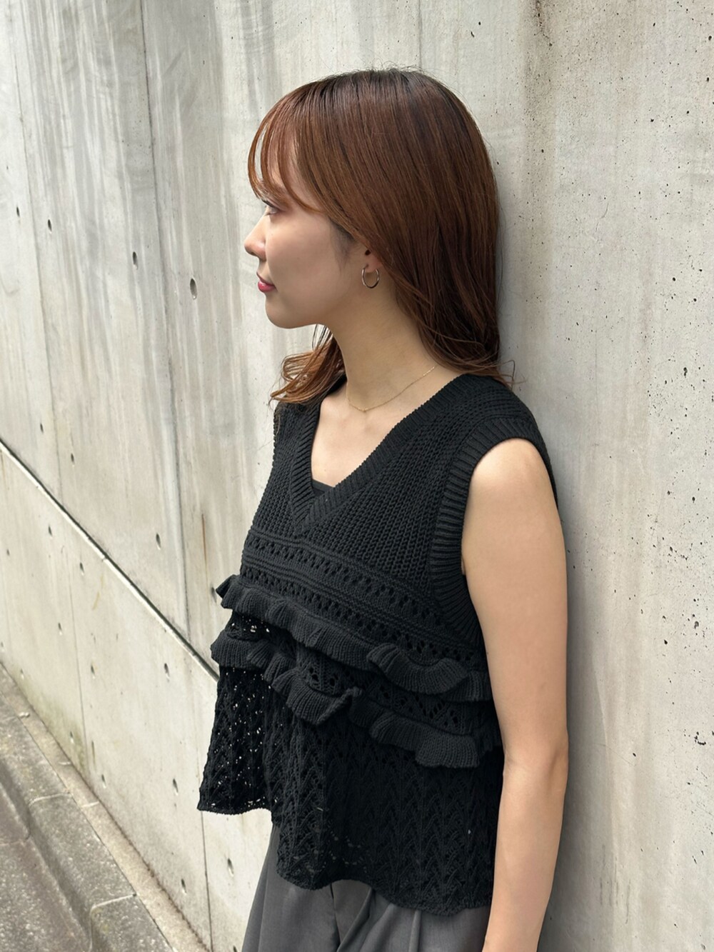 シルバー系のサンダル、ブラック系のニット/セーター、グレー系のその他パンツを着用したレディースの夏コーディネートの3枚目の写真