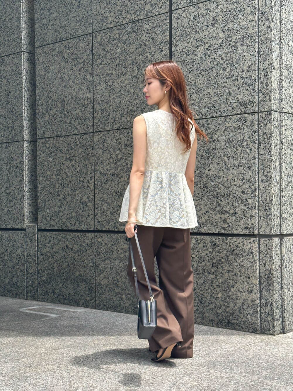 ブラック系のサンダル、ホワイト系のその他アウター、ホワイト系のスカートを着用したレディースの夏コーディネートの6枚目の写真