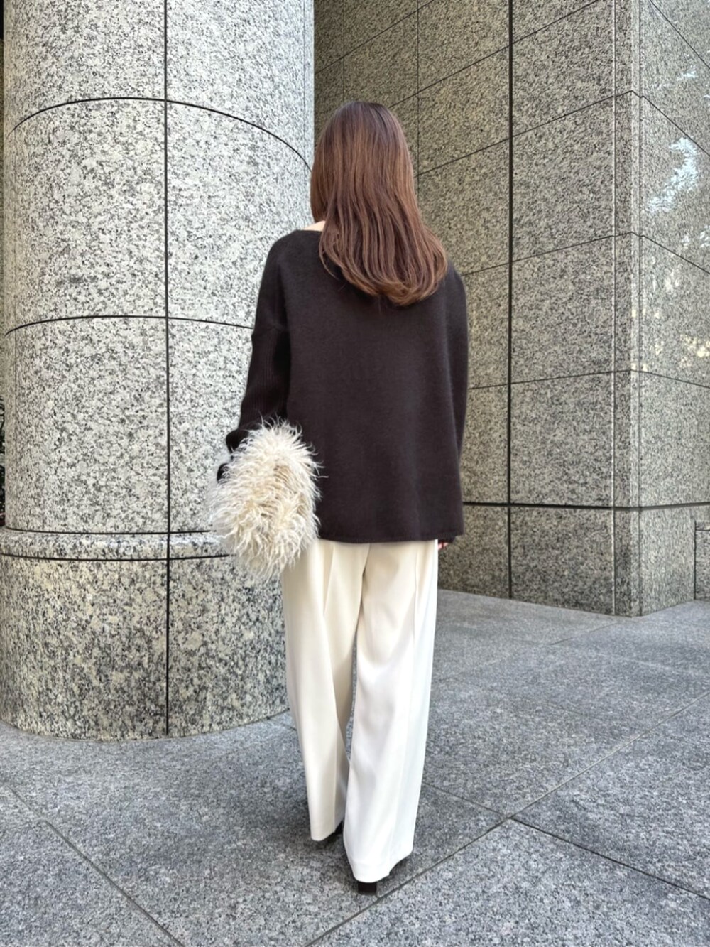 ブラウン系のブーツ、ベージュ系のその他パンツ、ベージュ系のその他アウターを着用したレディースの秋コーディネートの5枚目の写真