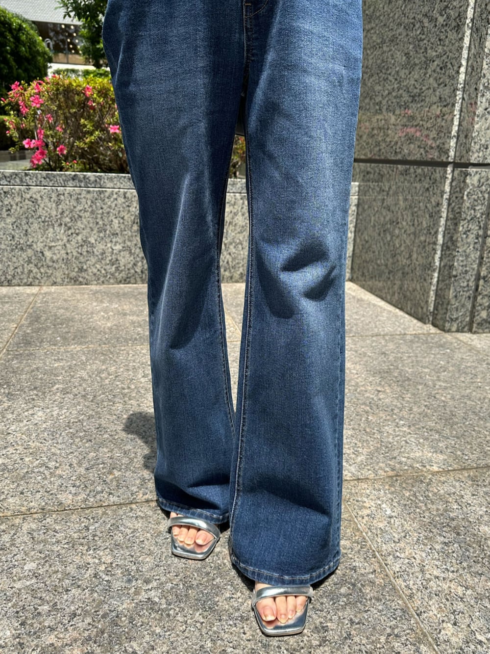 レッド系のTシャツ/カットソー、ブルー系のデニムパンツ、ブラック系のショルダーバッグを着用したレディースの夏コーディネートの4枚目の写真