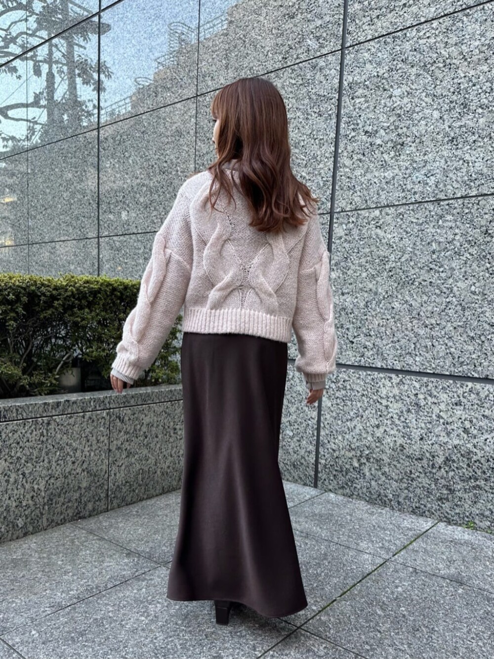 ブラウン系のブーツ、ピンク系のニット/セーター、ブラウン系のシャツ/ブラウスを着用したレディースの秋コーディネートの3枚目の写真