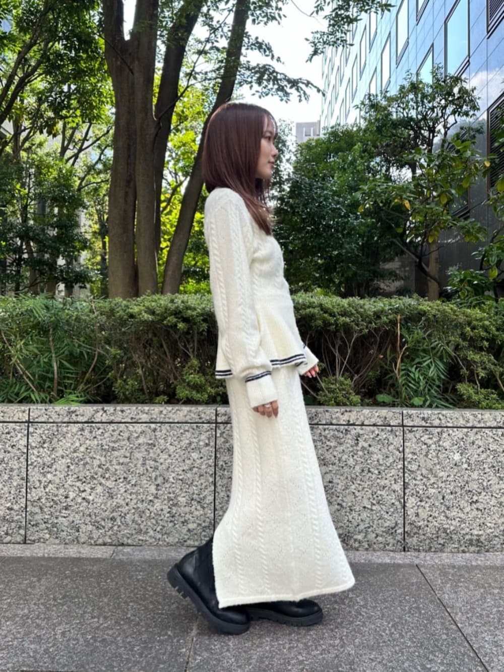 ブラック系のブーツ、ホワイト系のワンピースを着用したレディースの秋コーディネートの2枚目の写真