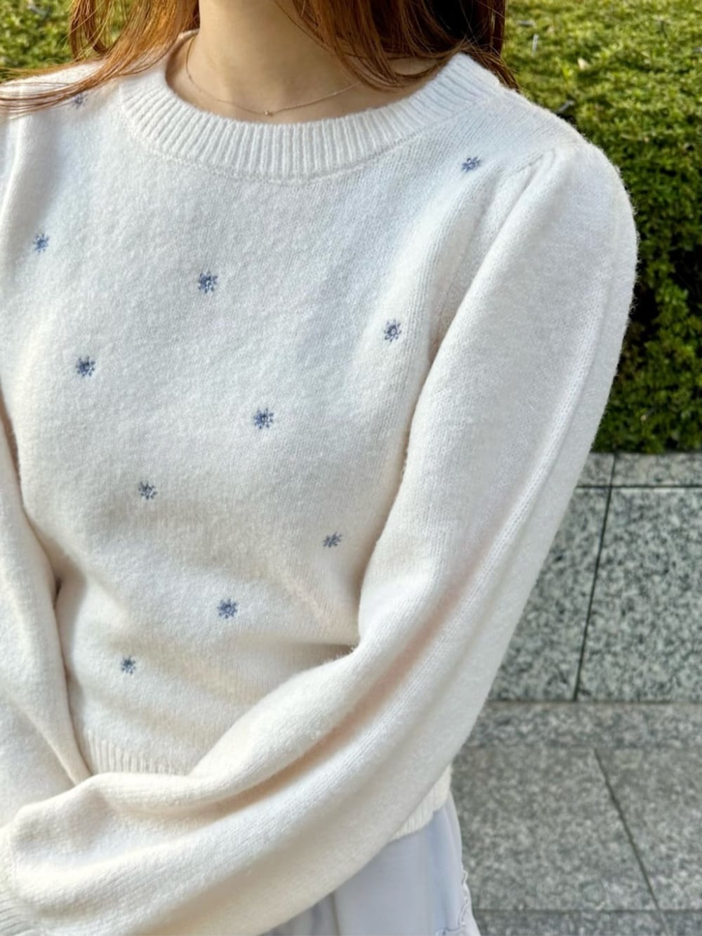 ブラック系のブーツ、ブラック系のボストンバッグ、グレー系のスカートを着用したレディースの冬コーディネートの4枚目の写真