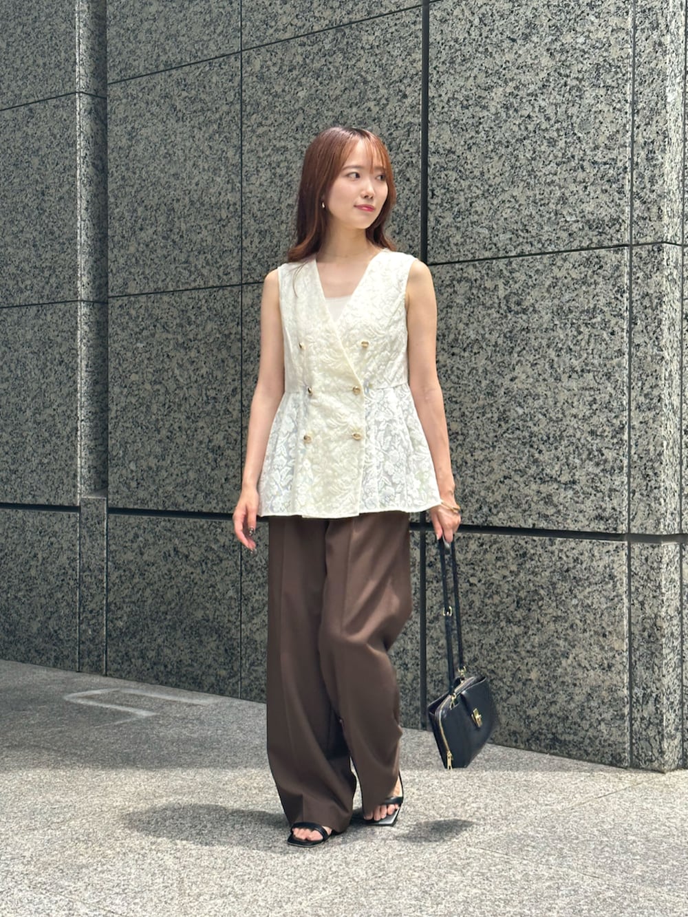 ブラック系のサンダル、ホワイト系のその他アウター、ホワイト系のスカートを着用したレディースの夏コーディネートの5枚目の写真