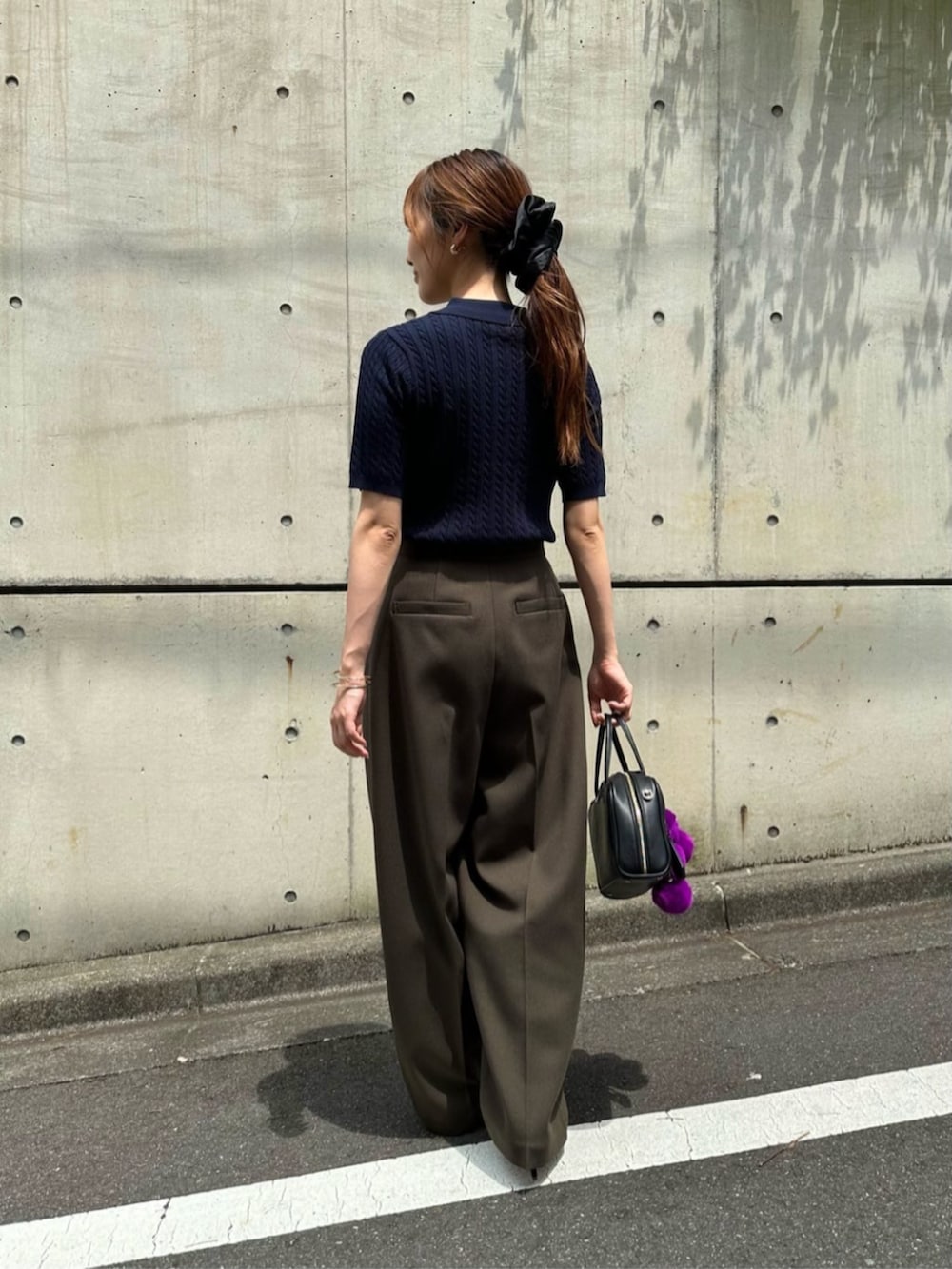 ブラック系のサンダル、ブルー系のポロシャツ、グリーン系のその他パンツを着用したレディースの夏コーディネートの2枚目の写真