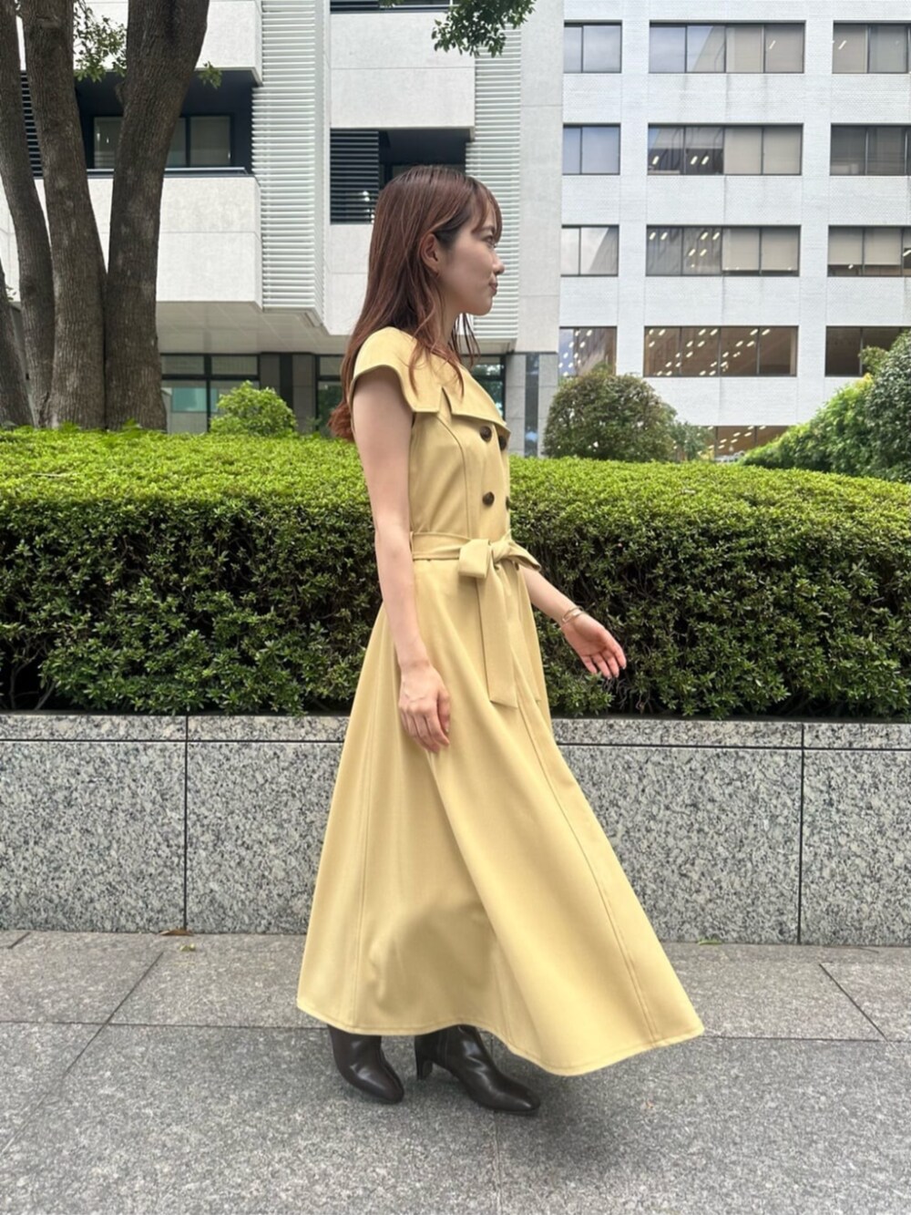 ブラウン系のブーツ、イエロー系のワンピースを着用したレディースの秋コーディネートの2枚目の写真