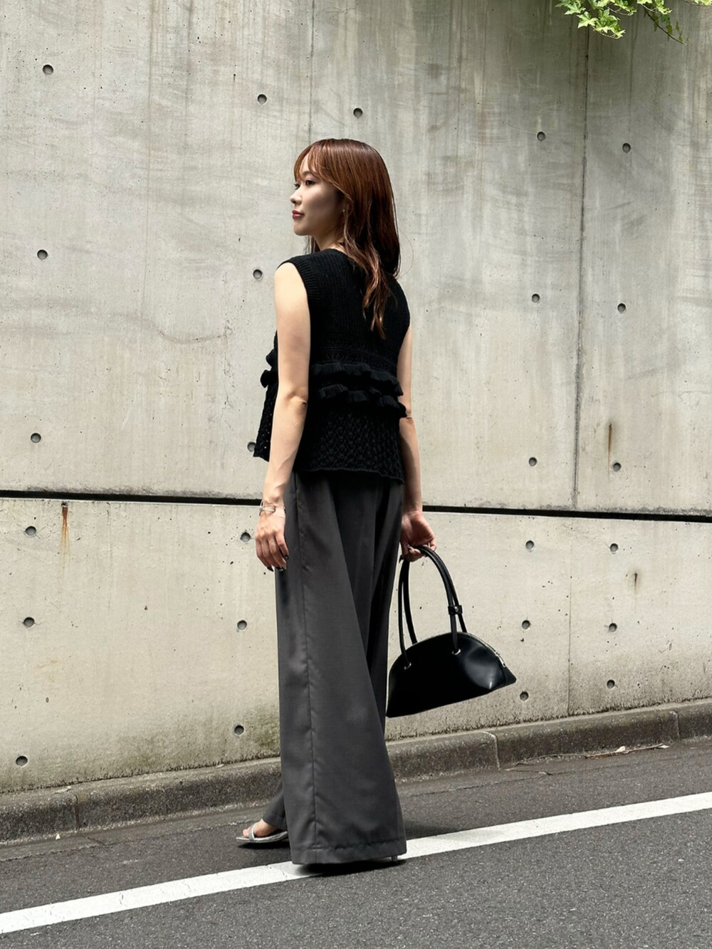 シルバー系のサンダル、ブラック系のニット/セーター、グレー系のその他パンツを着用したレディースの夏コーディネートの2枚目の写真